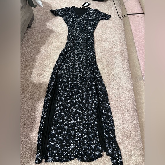 PrettyLittleThing Dresses & Skirts - PrettyLittleThing ditsy floral slit maxi dress